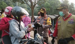 Hari Bhayangkara ke-74, Polisi Bagi Masker Gratis di Pacet Mojokerto