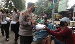 Polisi Bagikan Ribuan Takjil Serentak di Mojokerto