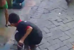 Ketika Pembagian Masker: Wah, Kok Dilempar Ya...
