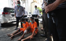 Dor! Tembakan Polisi Lumpuhkan Bandit Pembobol Rumah di Surabaya