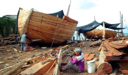 Melihat Pembuatan Perahu Nelayan Paciran Lamongan Seharga Rp 1 Miliar