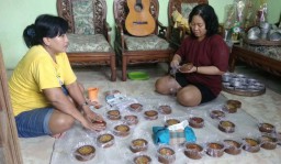 Melihat dari Dekat Pembuatan Kue Khas Imlek di Mojokerto