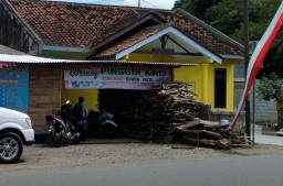 Pura-pura Pesan Nasi Bungkus, Bandit Jalanan Rampas Kalung Emas 25 Gram