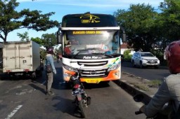 Viral Pemotor Hadang Bus Lawan Arus di Gresik