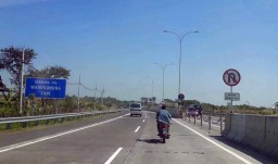 Pemotor Berkopiah dan Bersarung Ngebut di Tol Warugunung Surabaya