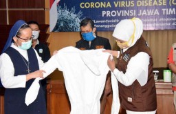 Pemprov Jatim Salurkan Bantuan Alkes dan APD ke RS Rujukan Covid-19