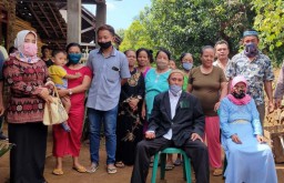 Resmi Menikah, Pemuda dan Nenek 72 Tahun di Nganjuk Ingin Punya Anak