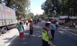 Motor Tertabrak Dump Truk, Pemudik Tewas di Ngawi