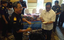 Jutaan Batang Rokok dan Ratusan Botol Liquid Ilegal Dimusnahkan