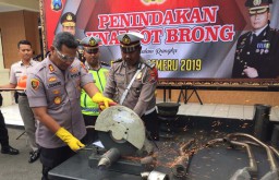 Polisi Hancurkan Puluhan Knalpot Brong di Kota Blitar