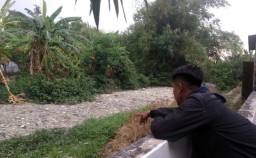 Tim DLH Ambil Sampel Sungai Tercemar Diduga Usus Ayam di Mojokerto