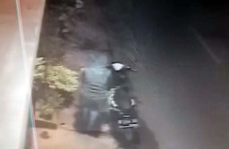 Pencuri Berjilbab Terekam CCTV saat Embat Dua Bunga