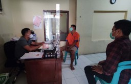 Pria ini Disergap Polisi Setelah 3 Bulan Berpetualang Pakai Handphone Curian