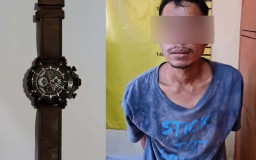 Pura-pura Bercermin di Depan Spion Mobil, Pria ini Ternyata Pencuri