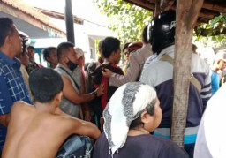 Pencuri Motor ini Hanya Bisa Pasrah saat Dikepung Warga