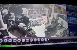 Viral Pencuri Gasak Dua Motor di Sidoarjo Terekam CCTV