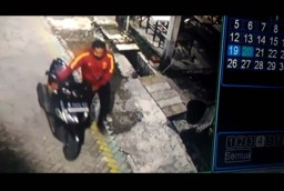 Motor Hilang saat Ditinggal Pemilik Salat, Aksi Pelaku Terekam CCTV