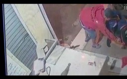 Aksi Pencurian Terekam CCTV, Hanya 2 Menit Pelaku Gasak Motor dan HP