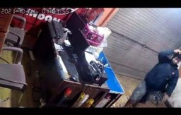 Rakusnya Pencuri ini, Usai Gondol Laptop dan Uang, Sandal Pun Disikat