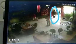 Aksi Driver Ojek Online Curi HP di Surabaya Terekam CCTV