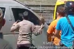 Aksi Polisi di Situbondo Hadang Mobil Travel yang Dibawa Kabur Pencuri