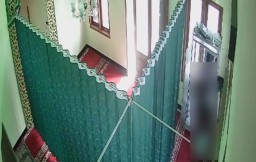 Pembobolan Kotak Amal Musala di Malang Terekam CCTV, Pelaku Diduga Anak Kembar