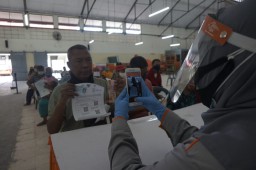 Pastikan Tak Tertinggal, Bansos Tunai Hingga Sembako Terus Disalurkan