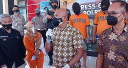 Tersulut Emosi, Penumpang Mobil Keluarkan Pistol Lalu Tampar Pemotor