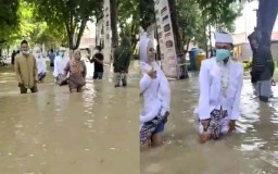 Beredar Video Pasangan Pengantin Terobos Banjir, Disebut di Gresik