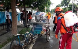 Pengayuhnya Meninggal Mendadak, Becak ini Disemprot Disinfektan