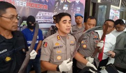 Sergap Pengedar Narkoba, Polisi Juga Temukan Pedang hingga Bom Ikan