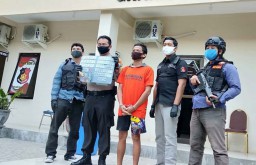 Pengedar Narkoba Disergap saat Masuk Perumahan Elit di Surabaya