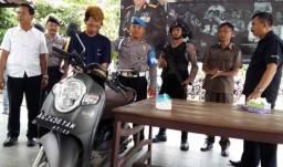 Disergap Polisi di Tepi Jalan, Pengedar Sabu ini Menangis