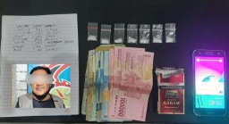 Pengedar ini Nekat Terima Ranjau Sabu di Halaman Rumahnya