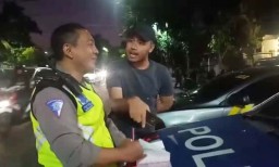 Hadapi Pengemudi Mobil Mokong, Polisi ini Tetap Berusaha Sabar