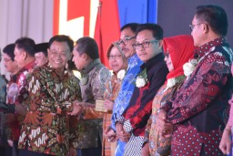 Pemkot Surabaya Kembali Raih Penghargaan Kihajar