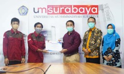 Rektor Beri Penghargaan Mahasiswa UMSurabaya yang Berprestasi di Tengah Pandemi