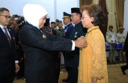 Sematkan Penghargaan untuk ASN di Jatim, Khofifah: Semoga Makin CETTAR