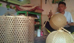 Jelang Imlek, Pengrajin Lampion Bambu di Banyuwangi Banjir Pesanan 