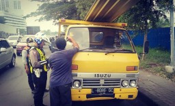 Puluhan Angkutan Barang Over Dimensi & Kapasitas di Surabaya Ditindak