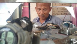 Cerita Imron, 46 Tahun Jadi 'Penjaga Mesin Waktu'