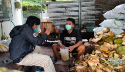 Covid-19 Masih Mengancam, Warga Serbu Penjual Degan Hijau di Surabaya