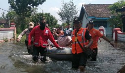 Ibu Hendak Melahirkan Dievakuasi di Tengah Kepungan Banjir