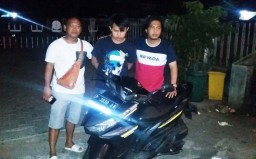 Tendang Gadis hingga Jatuh Terluka, Bandit Jalanan Rampas HP