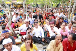 Hadiri Perayaan Hari Kuningan, Bupati Anas: Terima Kasih Umat Hindu