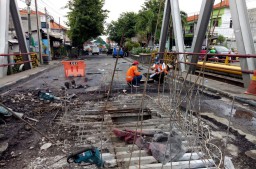Jembatan Kedunglarangan Pasuruan yang Ambles Mulai Diperbaiki