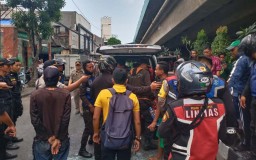 Bunuh Diri Loncat dari Fly Over Pasar Kembang, Pria ini Selamat