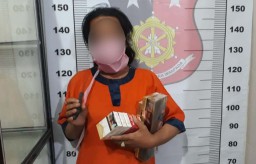 Dikepung Warga saat Mencuri di Gresik, Perempuan ini Acungkan Pisau