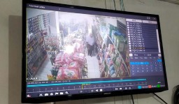 Seorang Perempuan Terekam CCTV Mencuri di Minimarket Kota Mojokerto
