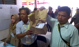 Penghitungan Suara Ulang Pileg DPRD Trenggalek Diwarnai Aksi Protes